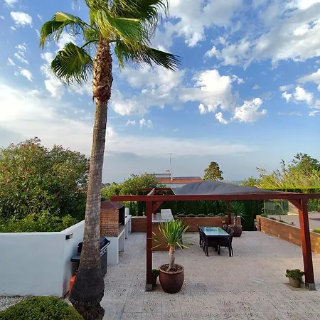 Villa Celi: Sea- & Mountain View, Peaceful & Comfortable.
